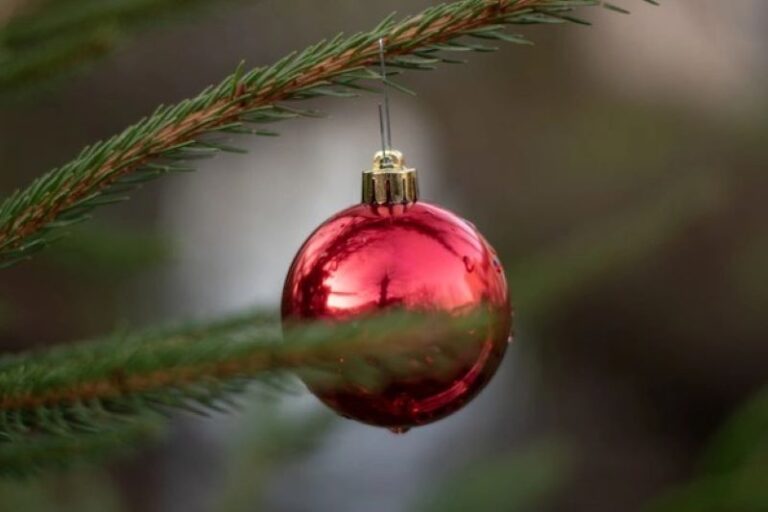 Make Your Christmas Sparkle with Glass Ornaments and Accessories