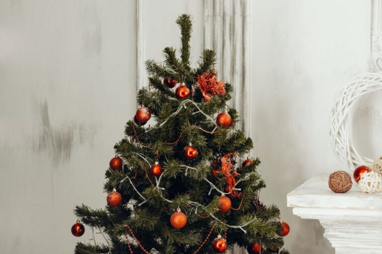 How to Choose the Perfect Giant Artificial Christmas Tree: A Comprehensive Comparison of Brands and Styles