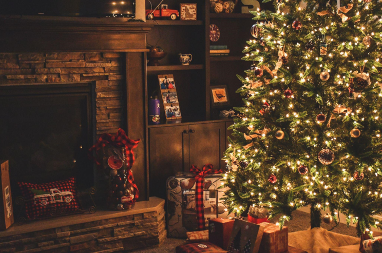 Choosing the Perfect Prelit Artificial Christmas Tree for the Holidays